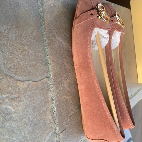 I’m selling size 11 Michael Kors Color dusty rose - Picture 5 of 5